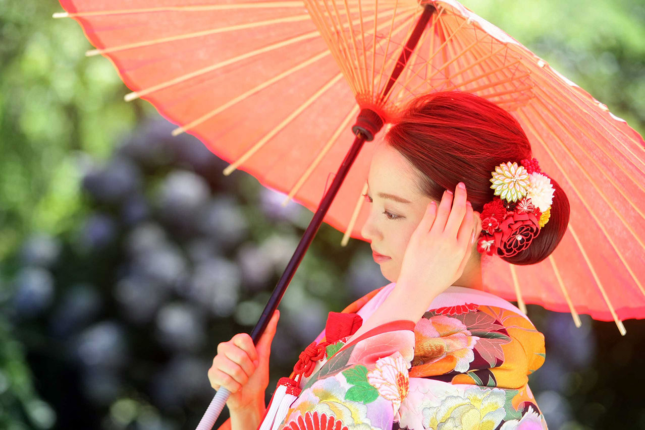 浜離宮庭園の紫陽花の前で和傘を持ち髪を整える新婦