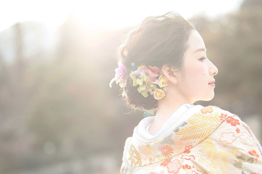 逆光が美しい和装花嫁の写真