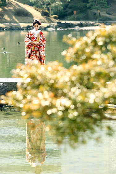 芝離宮の池に水鏡で映る和装花嫁