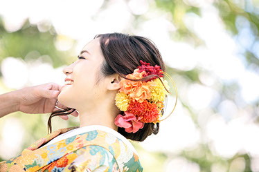 夏の陽だまりで笑顔の新婦