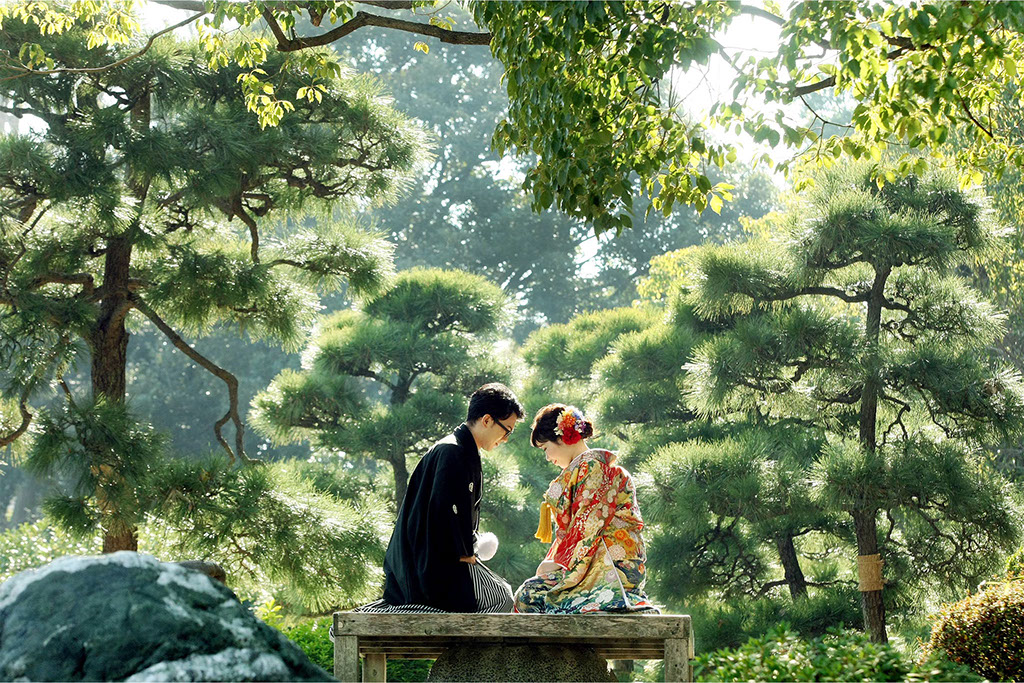 冷房の効いた和室で写真に映る新郎新婦