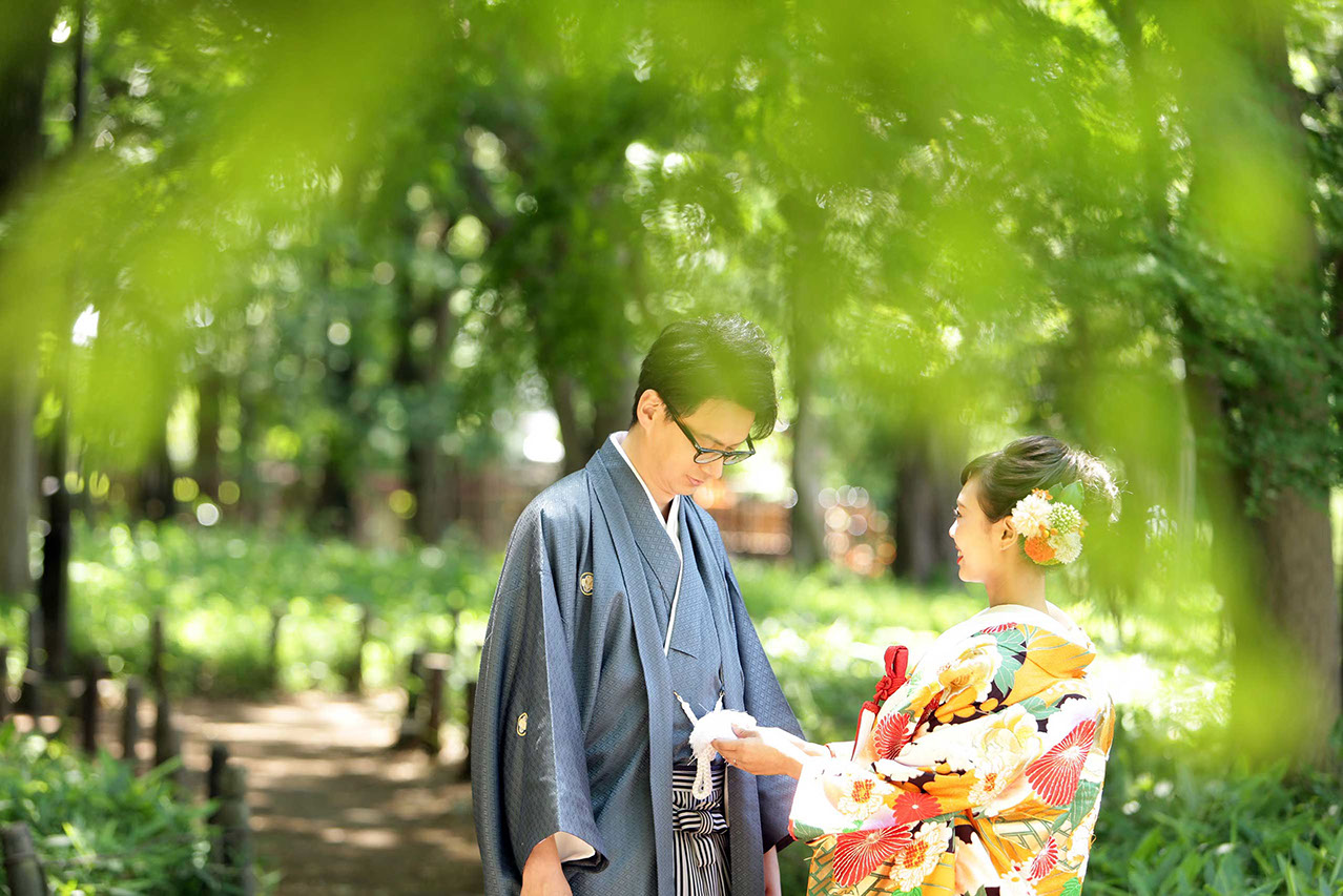 蘆花恒春園の紅葉の下で微笑み合う新郎新婦