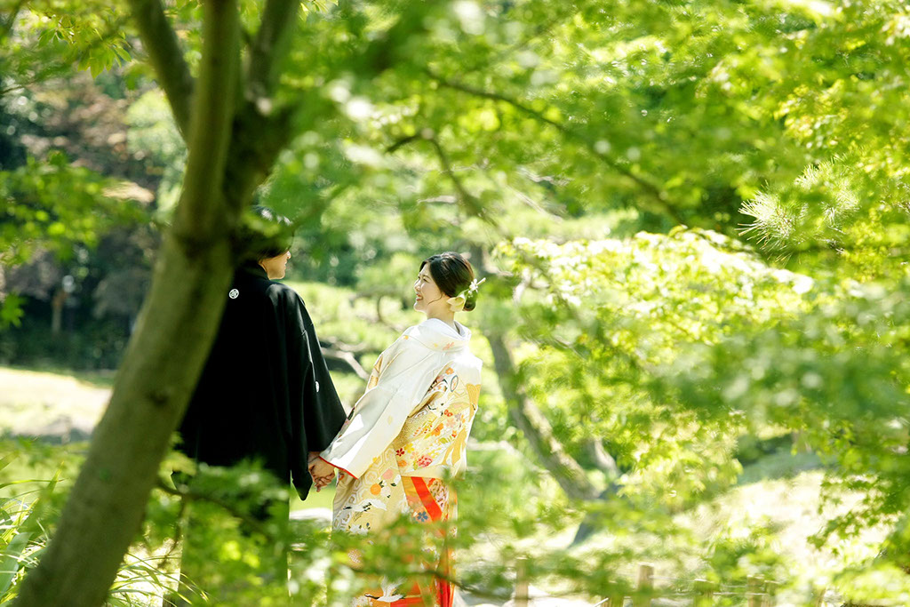 枯山水の上で微笑む合う新郎新婦
