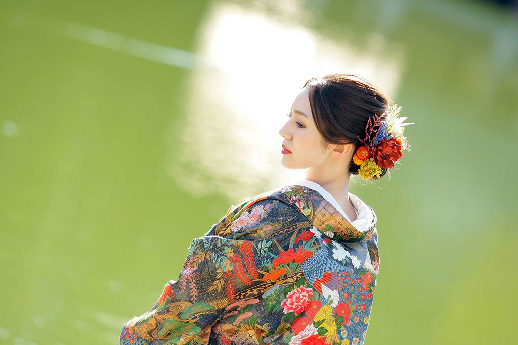 池を背に微笑む新婦