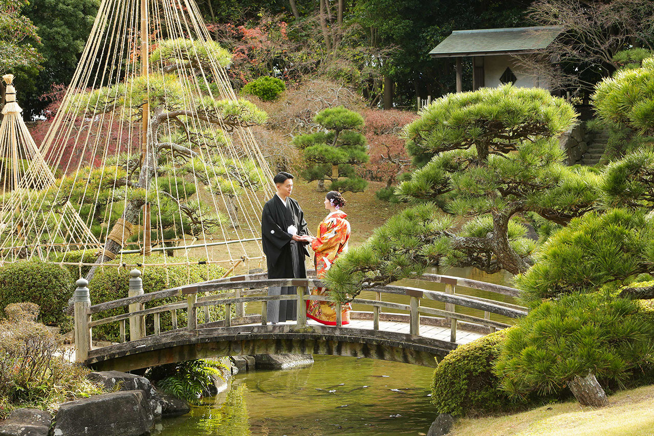 肥後細川庭園の松の前で伏し目がちにポーズをとる新婦