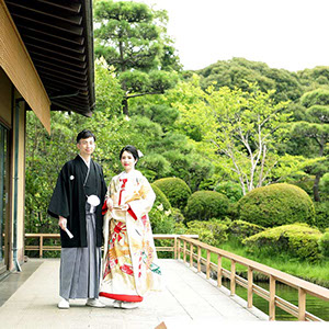 白無垢と紋付袴を着て、婚礼前撮りを撮る新郎新婦