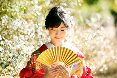キラキラした逆光で写真に映る和装花嫁