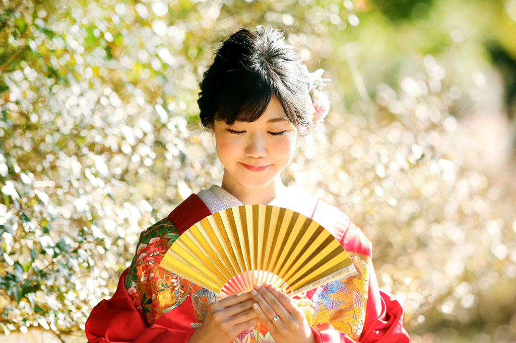 キラキラした逆光で写真に映る和装花嫁