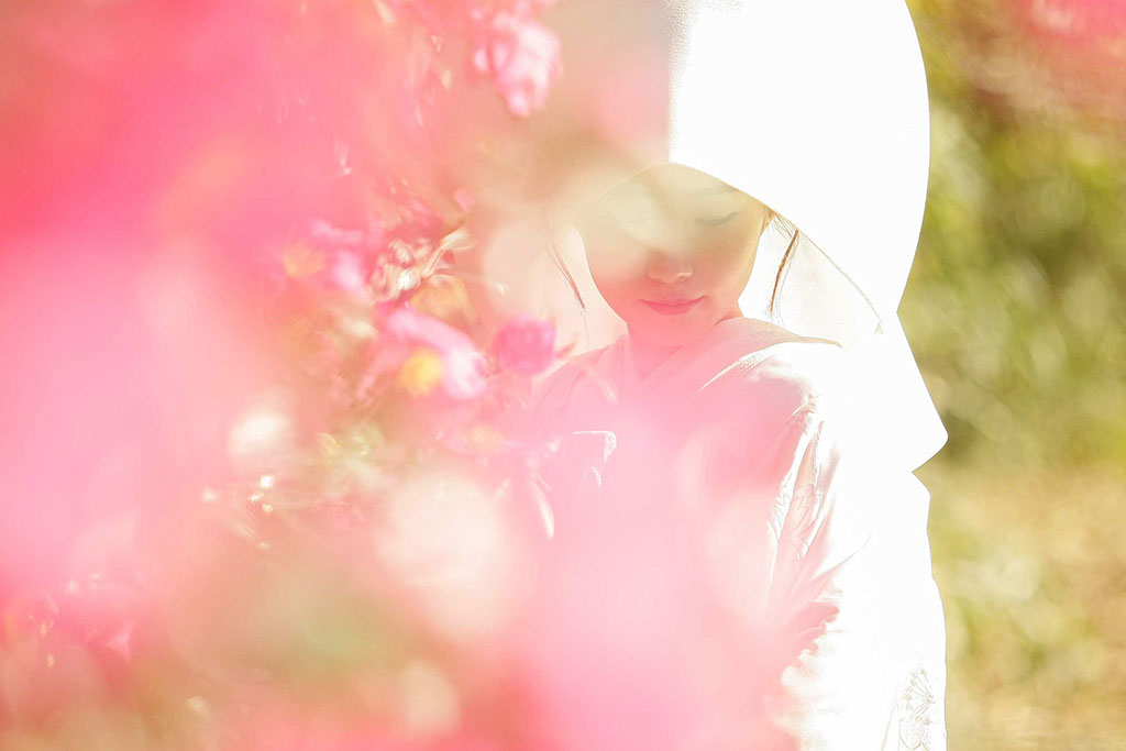 椿の花越しに写る和装花嫁