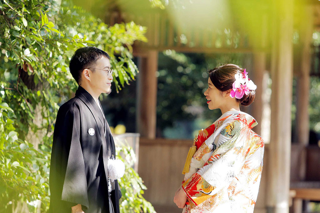 清澄庭園の東屋の前で談笑する和装姿の新郎新婦