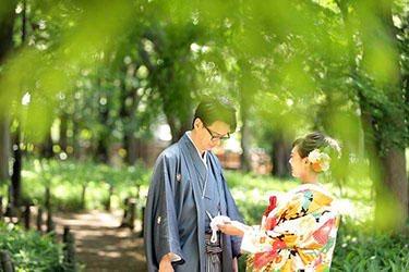 蘆花恒春園の紅葉の下で微笑み合う新郎新婦