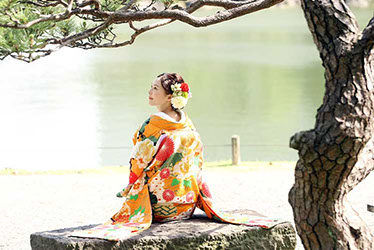 日本庭園を背景に松の下微笑む新婦