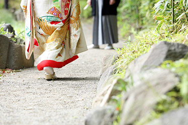 清澄庭園の路地を新郎の元に歩いていく新婦