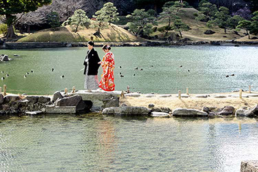 新春の芝離宮を歩く新郎新婦