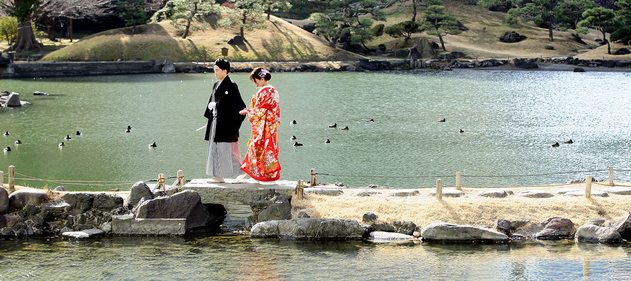 新春の芝離宮を歩く新郎新婦