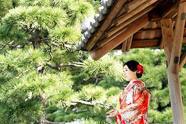 東屋の下で微笑む和装花嫁
