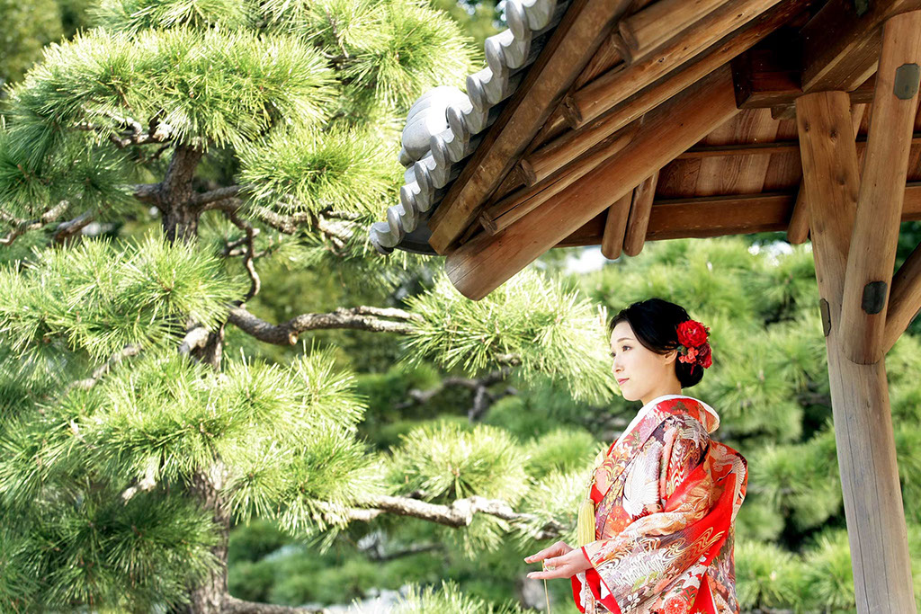 東屋の下で微笑む和装花嫁